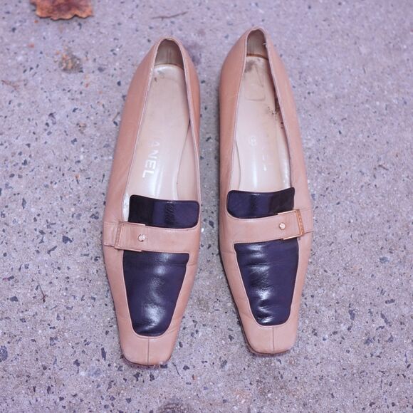 Chanel Vintage Two-Tone Leather Loafers Flats 39 Beige Black Logo Buckle Italy - Picture 2 of 11